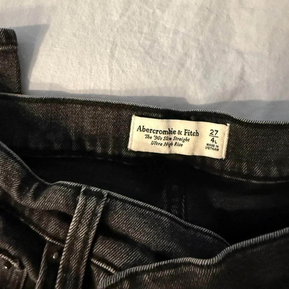 Abercrombie & Fitch 90’s Slim Straight Ultra High Rise Charcoal Denim Pants - Picture 2 of 4